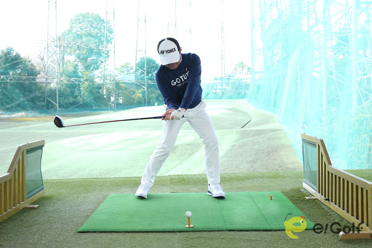 1本足打法の素振りなら、ヘッドが最後に下りてくる