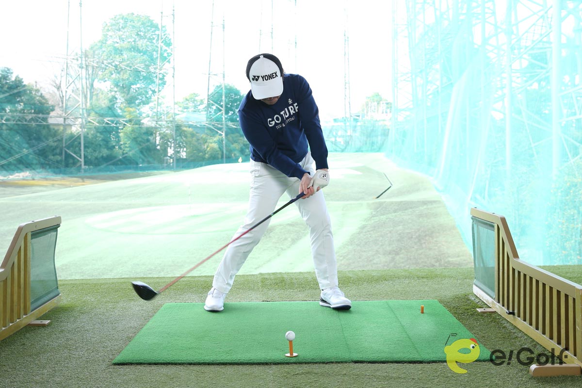 1本足打法の素振りなら、ヘッドが最後に下りてくる