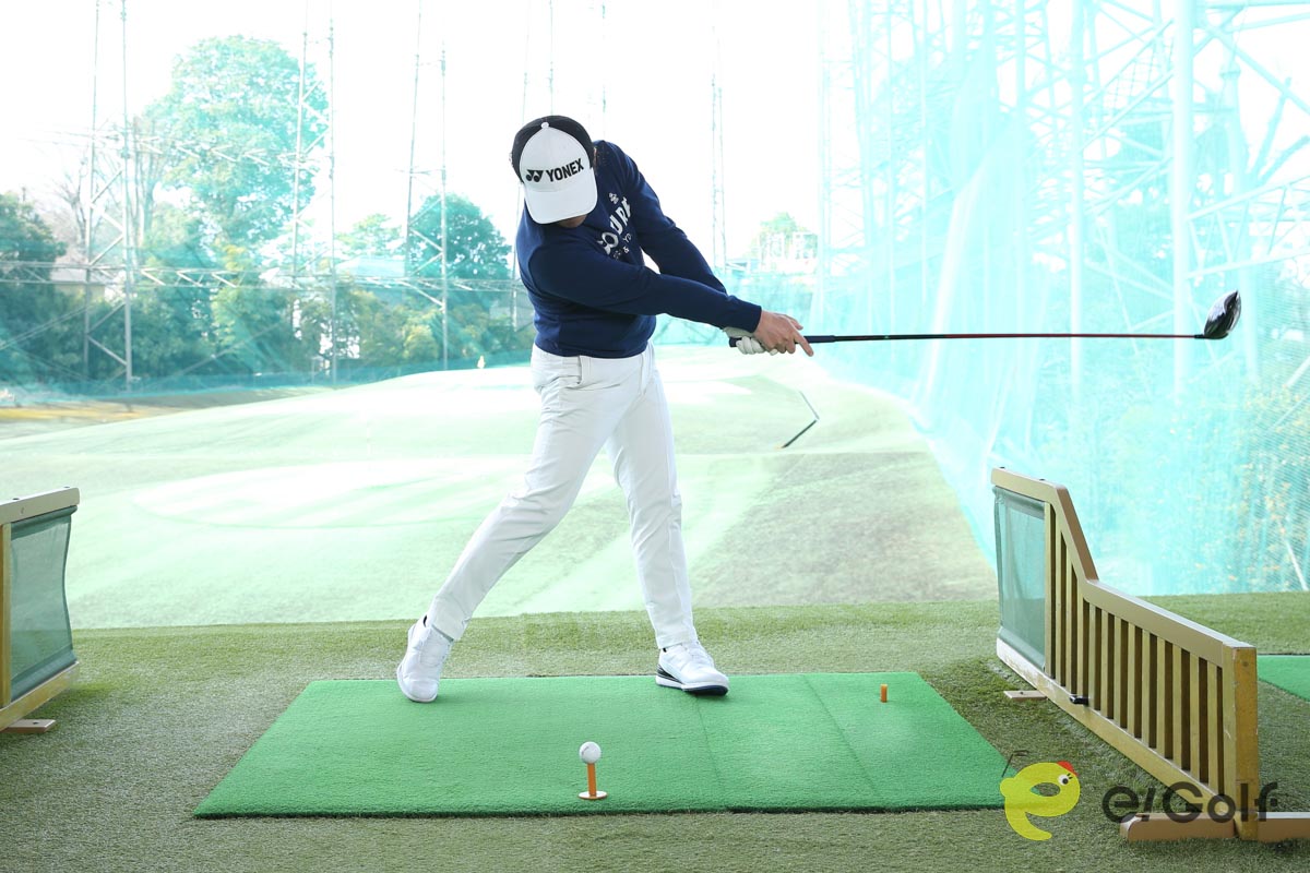 1本足打法の素振りなら、ヘッドが最後に下りてくる