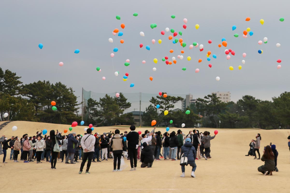 GDO茅ヶ崎GLでは小学6年たちがイベントの最後にエコ風船を飛ばして思い出作り（2022年3月8日）　写真：清流舎