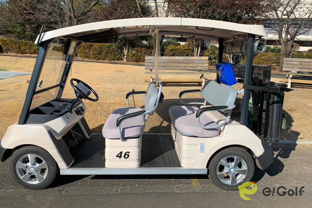 シートヒーターにスマホの充電も！ 機能満載の最新ゴルフカーがすごい！