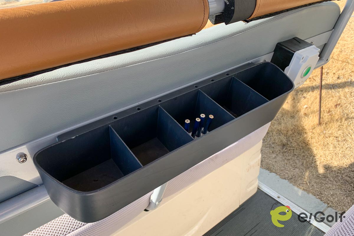 後部座席の前にある小物入れ