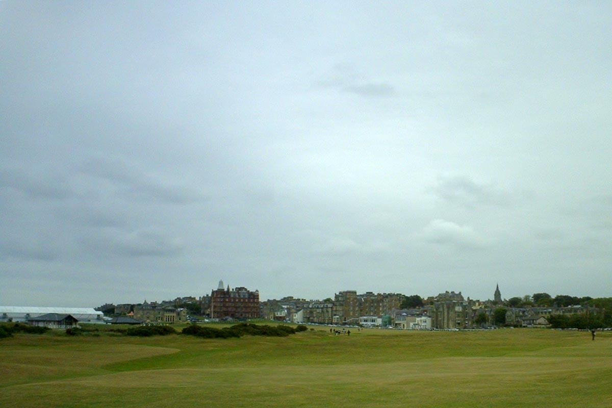 「リンクス」の代表格と言えば、世界中のゴルファーの憧れ「セントアンドリュース・オールドコース」　写真：AC