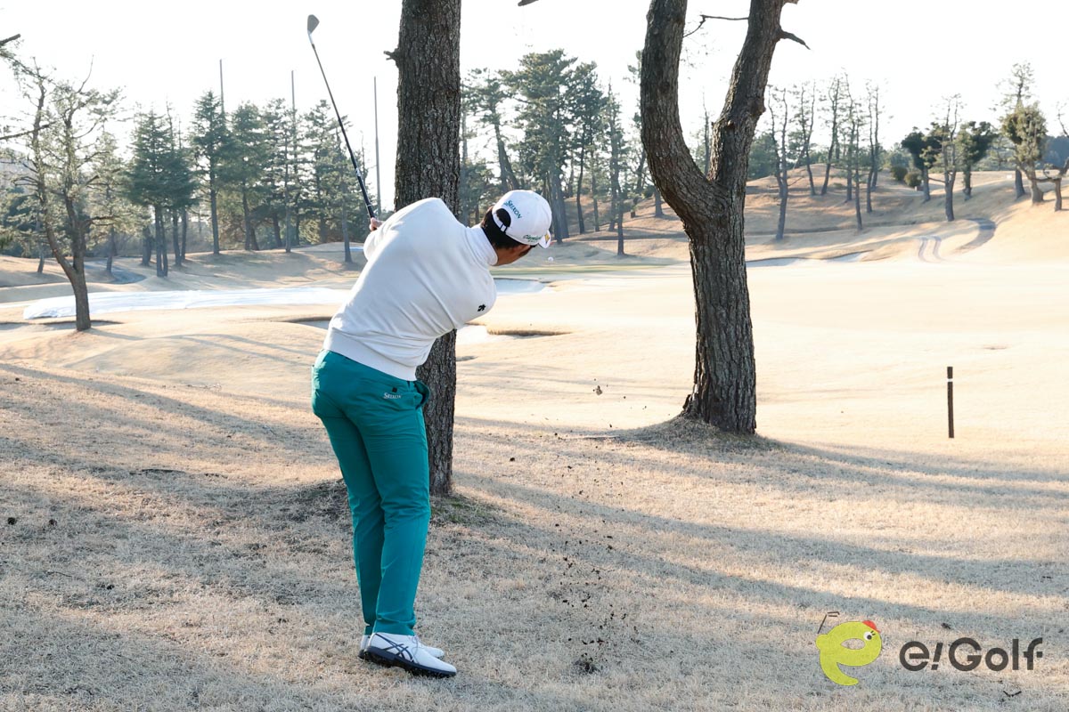 林の中からのショットは、方向性と球の高さをコントロールすることが大切。クラブをつるように持ちコンパクトに振る