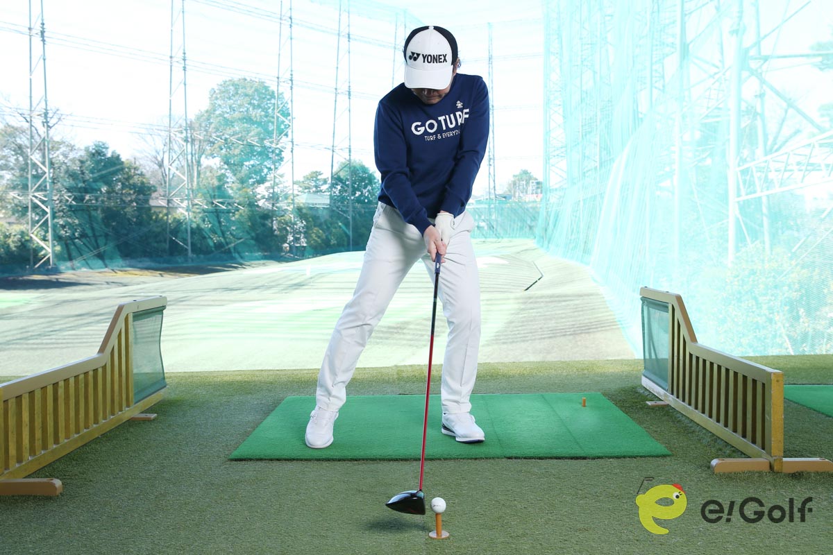 アイアンショットと同じようにインパクトでボールの上に頭が来るとロフトが立ってしまう