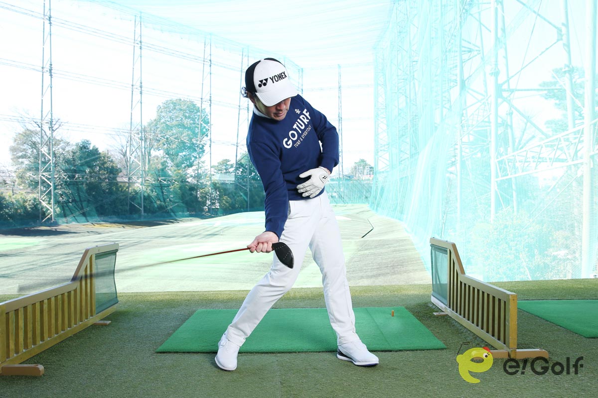 右手1本でも同じように頭を残し、右足体重で振ってみよう