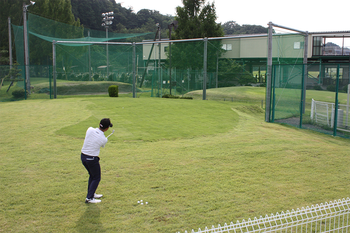 あらゆる状況を想定したショットできるアプローチ練習場　写真提供:東京サマーランドゴルフ練習場