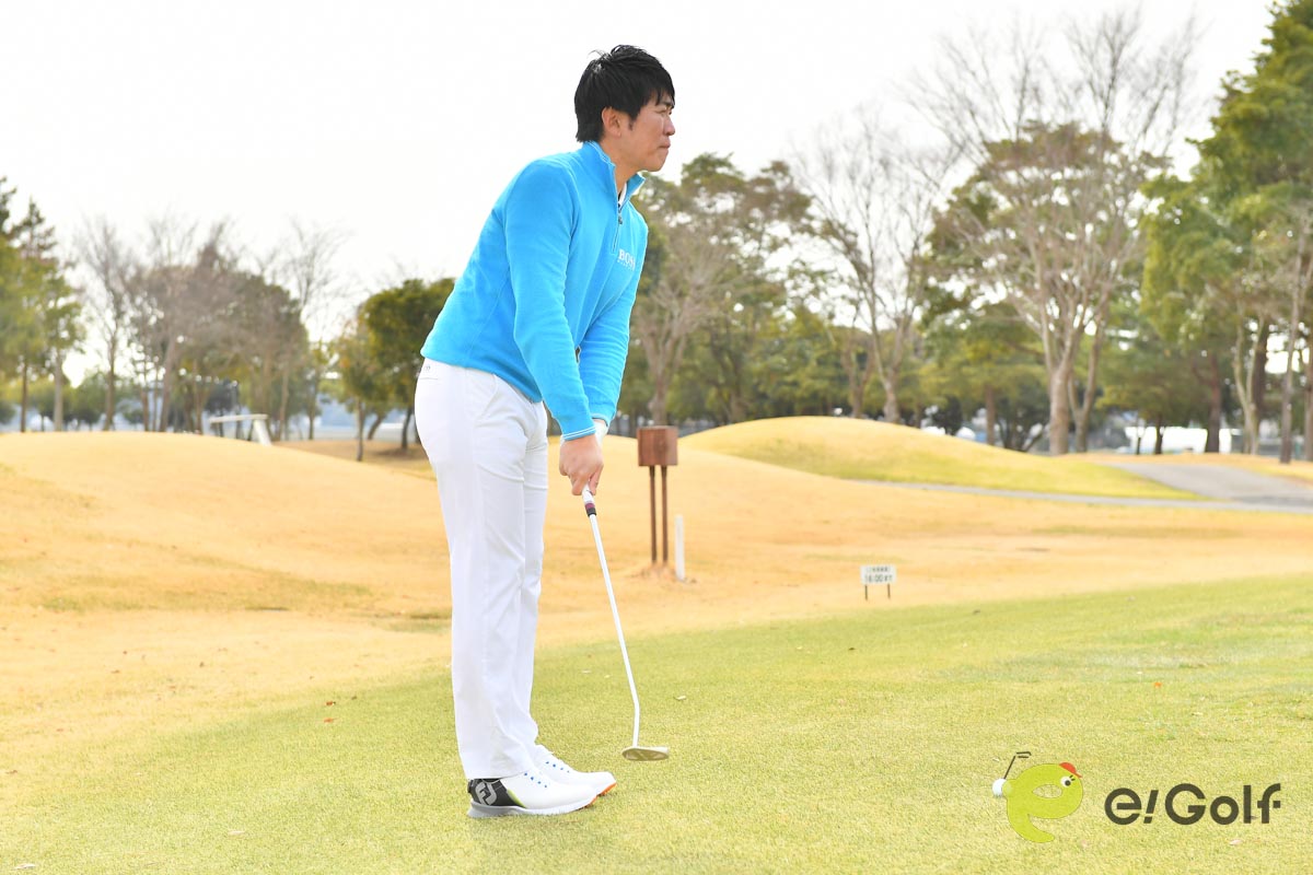 目標を見ながら素振りをすることで、目からの情報によって体が距離に合った振り幅でストロークしようとする