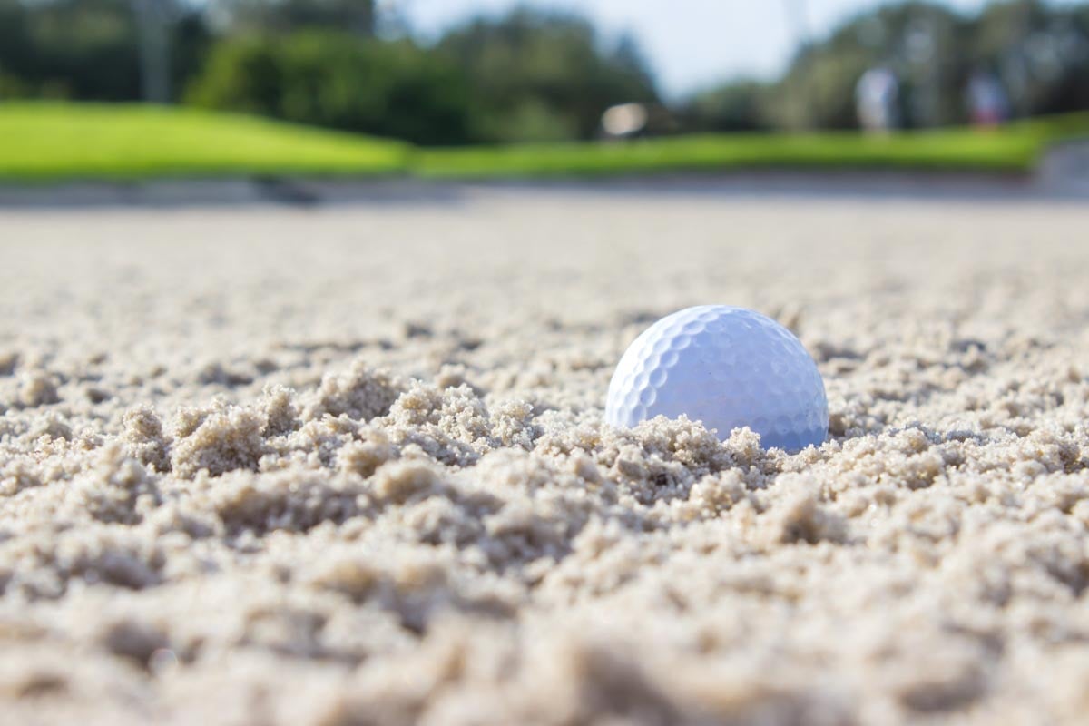 白い砂が難しくて高級とも言い切れない！ ゴルフ場によってバンカーの砂質が違う理由とは？
