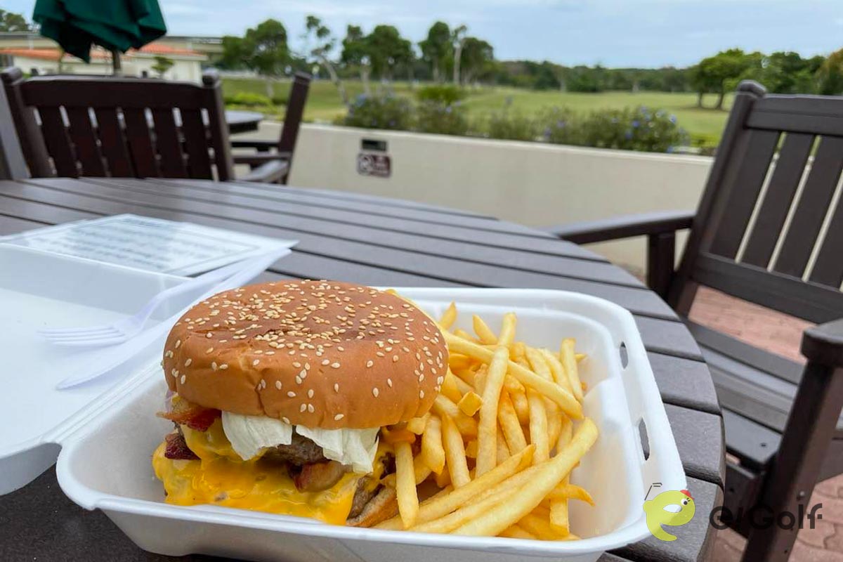 チッパーズスナックバーのハンバーガー　写真：芝鳥のぶあま