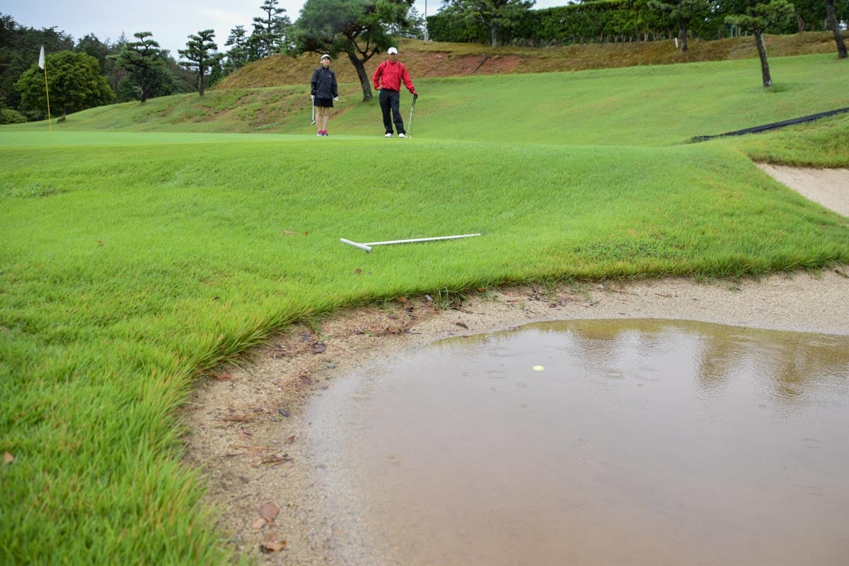 バンカーが完全に 池 になってたら 雨ゴルフで知らないと損する救済ルール E Golf イーゴルフ 総合ゴルフ情報サイト