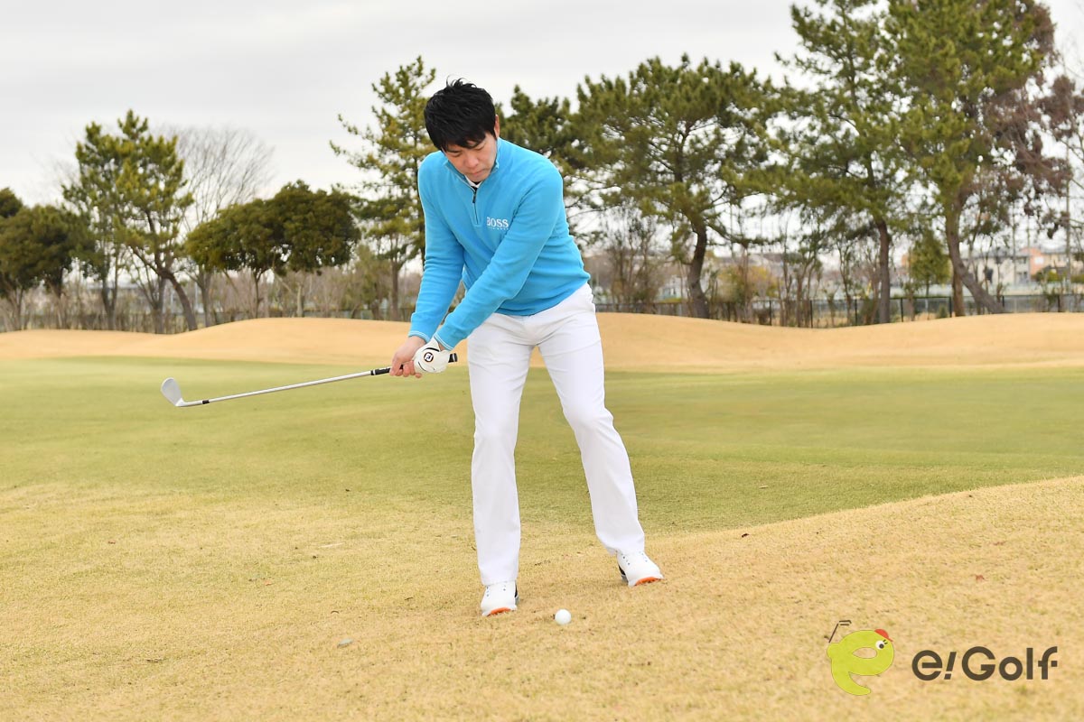 ボールをスタンス中央にセットし、最後まで右足体重のまま振り抜く