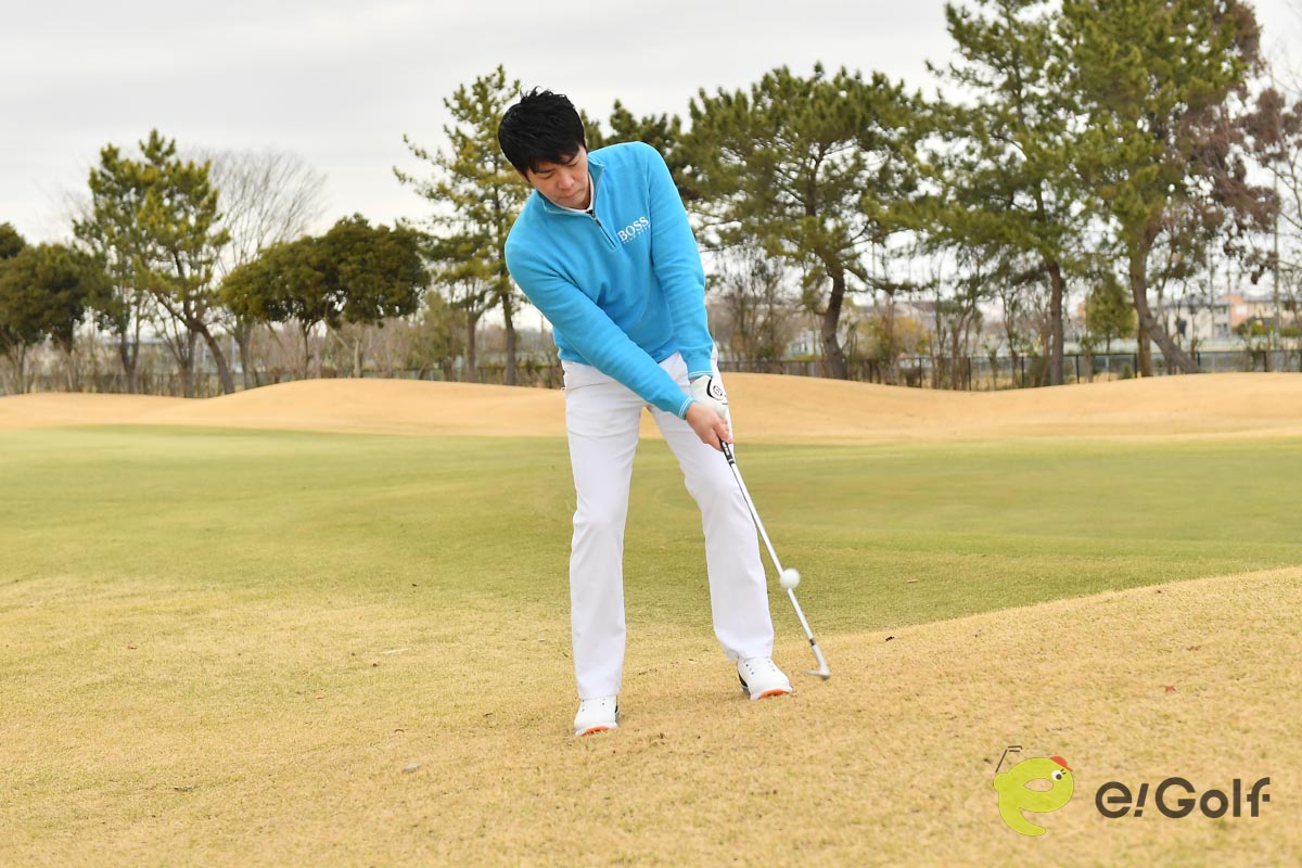 ボールをスタンス中央にセットし、最後まで右足体重のまま振り抜く