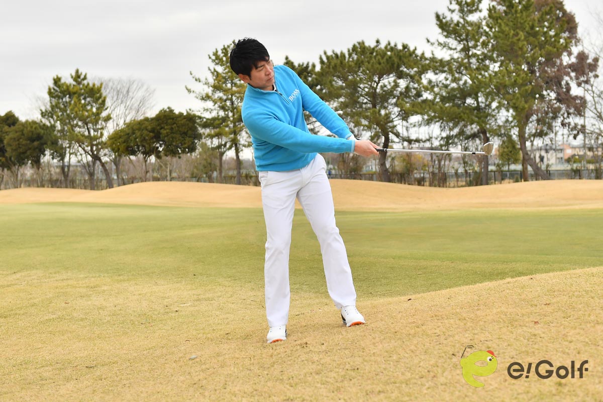 ボールをスタンス中央にセットし、最後まで右足体重のまま振り抜く