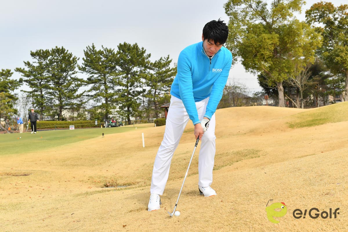 ボールの上からヘッドを打ち込まない