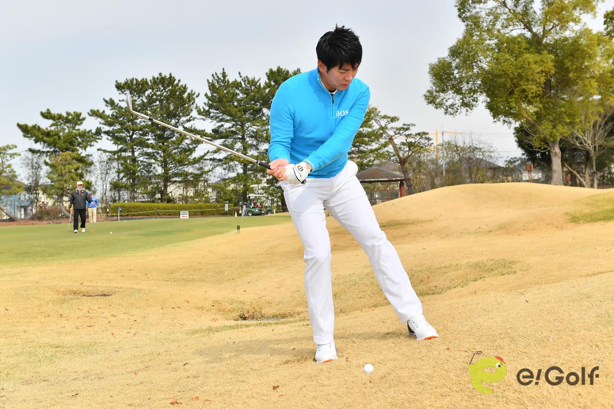 アウトサイドインに振ると、ボールの上から打ち込みやすいので要注意