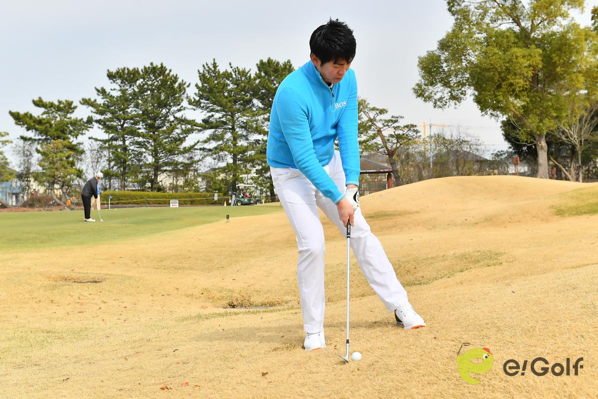 アウトサイドインに振ると、ボールの上から打ち込みやすいので要注意