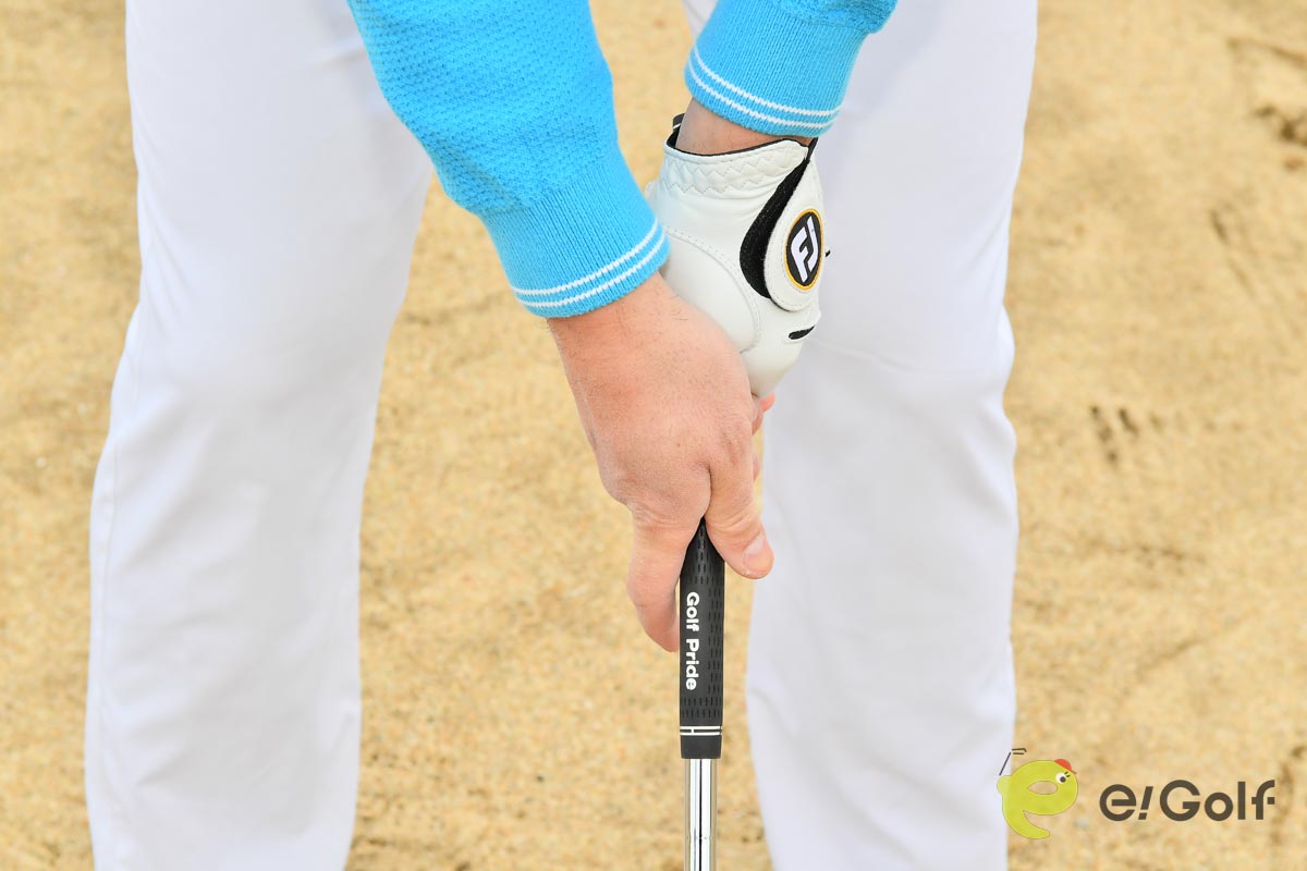 右手の親指と人差し指はクラブから離すがツケ根はつけておく