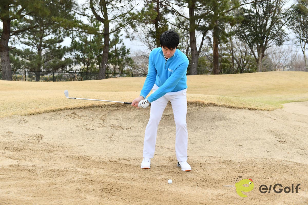 「スイングを小さくしない」「グリップの向きを逆転させる」という2つのことを守れば脱出は簡単