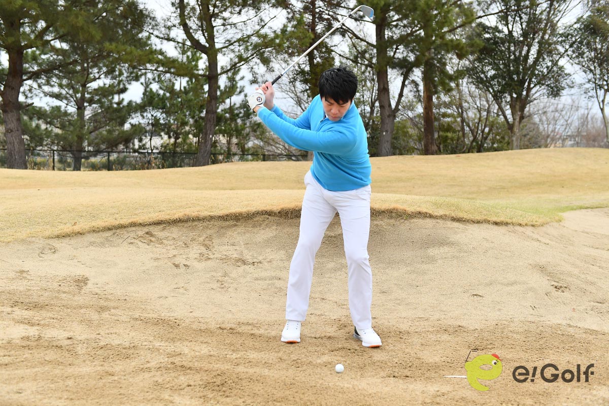 「スイングを小さくしない」「グリップの向きを逆転させる」という2つのことを守れば脱出は簡単