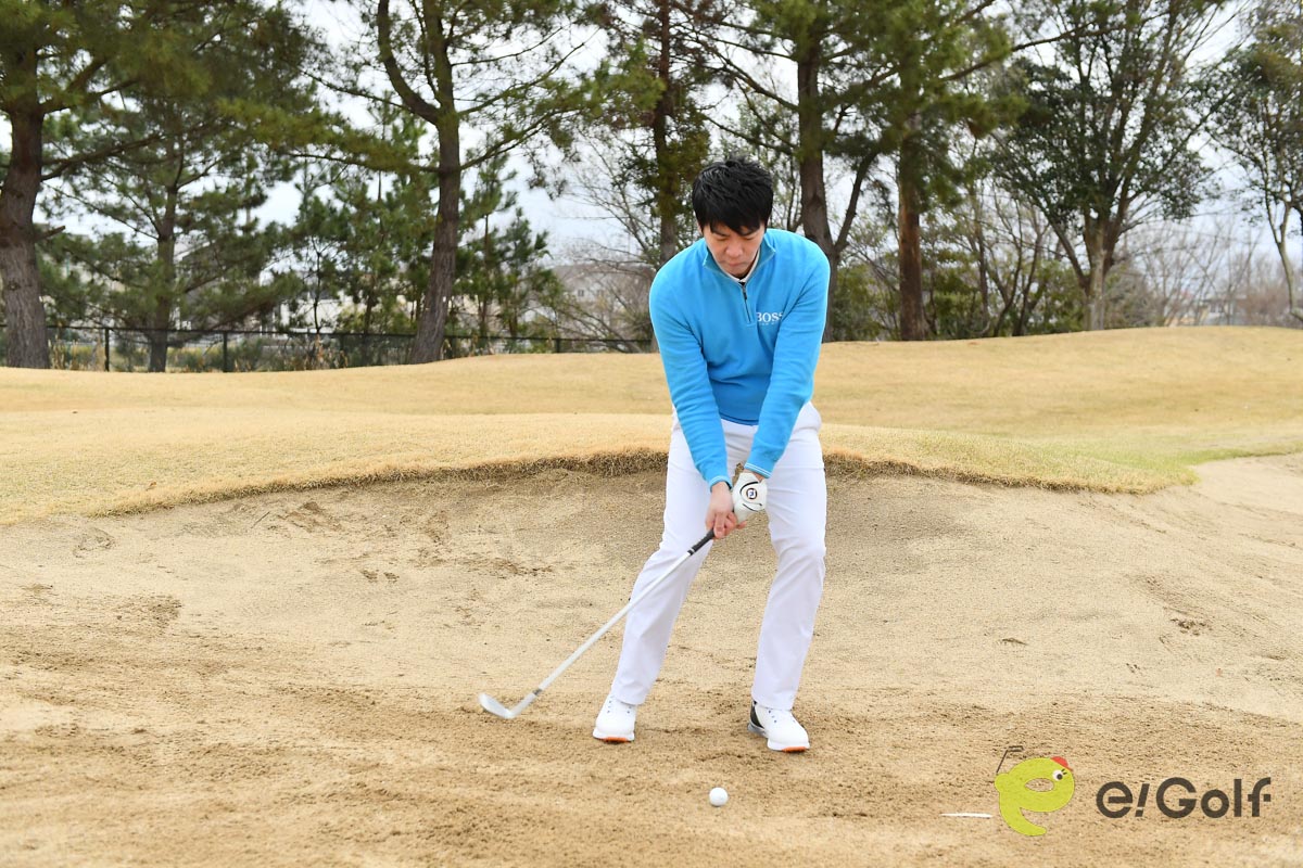 「スイングを小さくしない」「グリップの向きを逆転させる」という2つのことを守れば脱出は簡単