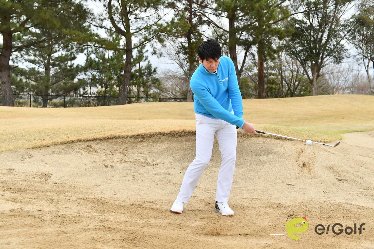 「スイングを小さくしない」「グリップの向きを逆転させる」という2つのことを守れば脱出は簡単