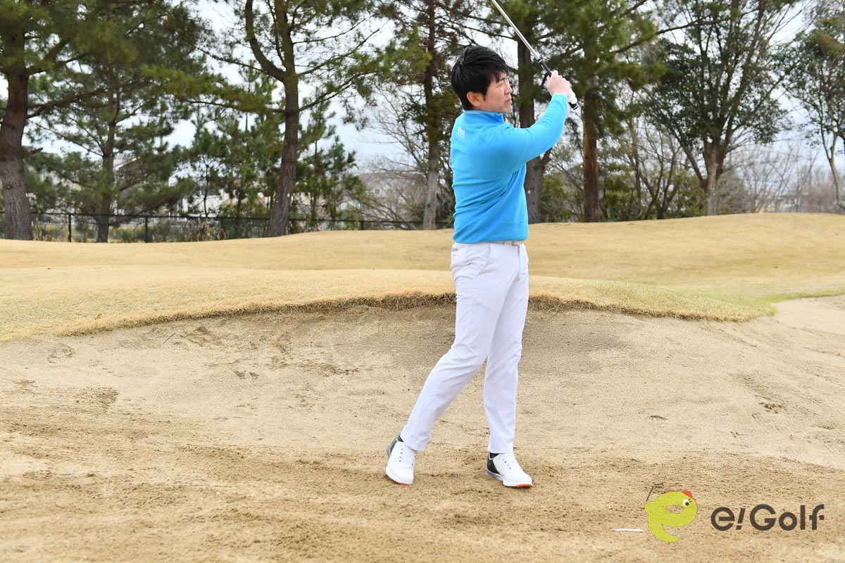 「スイングを小さくしない」「グリップの向きを逆転させる」という2つのことを守れば脱出は簡単