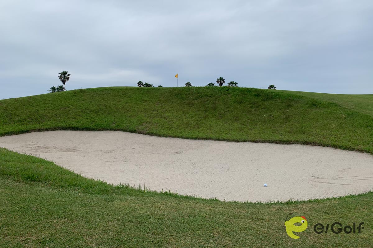 身長よりも深いガードバンカーは数多くのホールで見ることができる