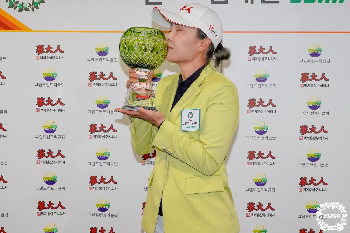 日本人として韓国3部ツアー初優勝の快挙を成し遂げた新武真利　写真：KLPGA提供