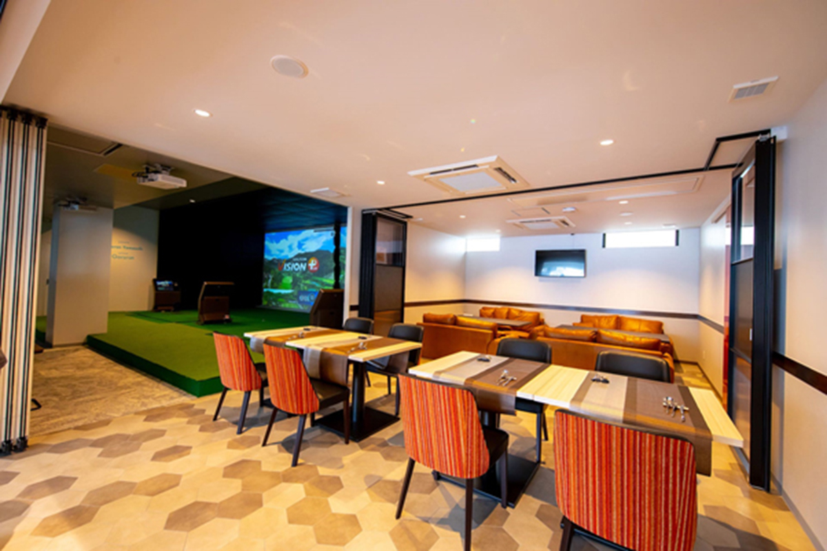 ゴルフ練習スペースはレストランに隣接