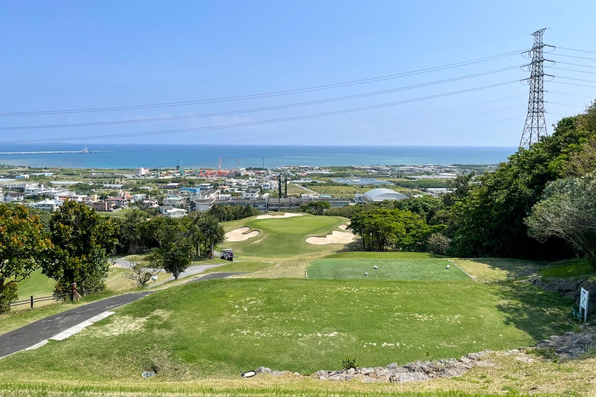 「トリッキー」は誉め言葉だ！ 観光客が知らない沖縄中部の穴場ゴルフ場