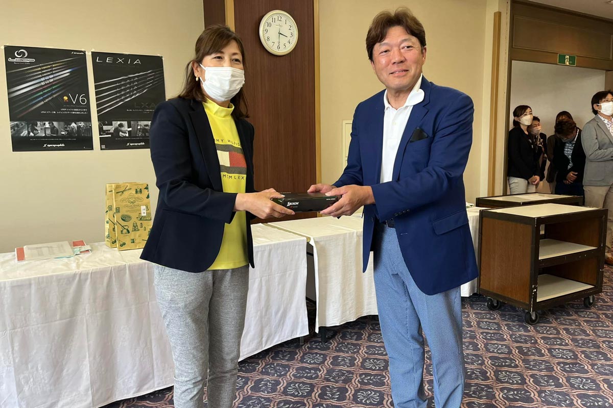 村口史子と「とうかつ草の根フードバンク」代表の梅澤一雄さん