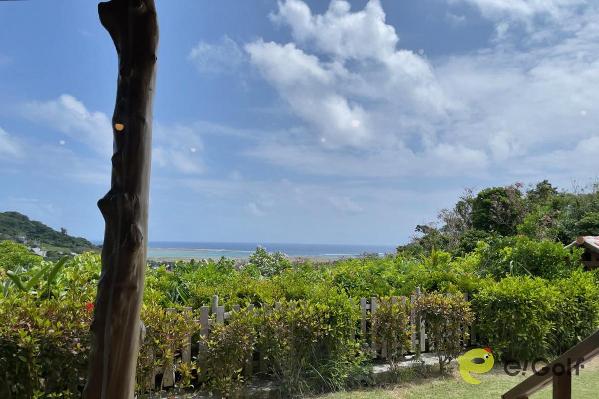「沖縄そば 峰」の店内からは海が見える　写真：芝鳥のぶあま