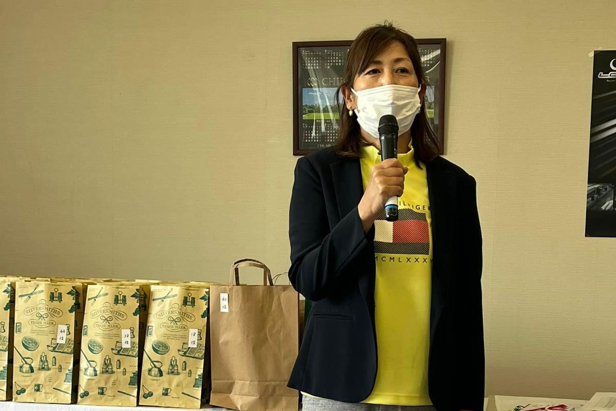 表彰式で挨拶する村口史子