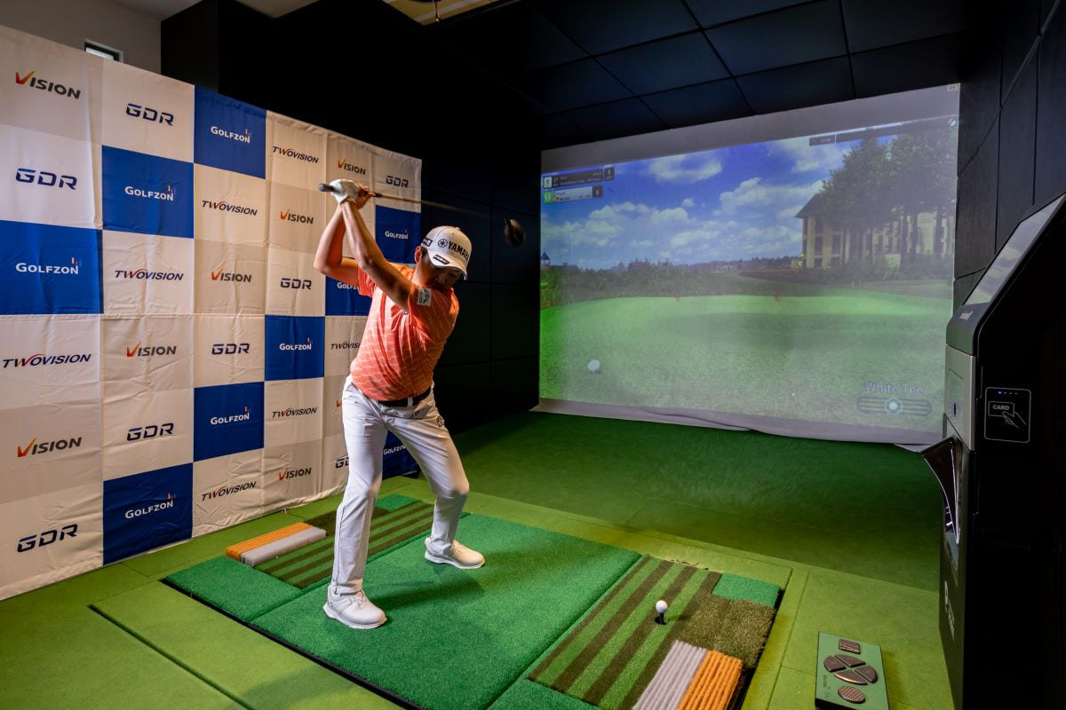 シミュレーターで「全英オープン」の練習ラウンドを体験した今平周吾