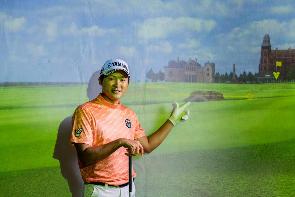 シミュレーターで「全英オープン」の練習ラウンドを体験した今平周吾