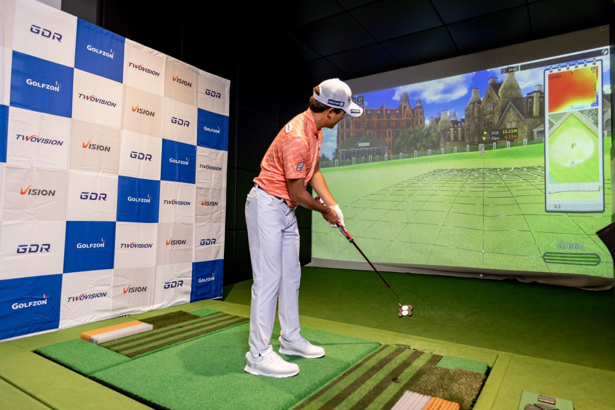 シミュレーターで「全英オープン」の練習ラウンドを体験した今平周吾