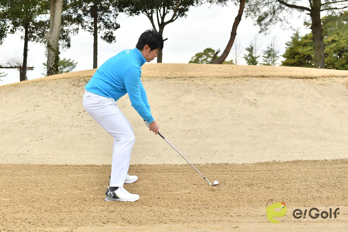 ボールから離れて構えると、フラットな軌道でスイングできる