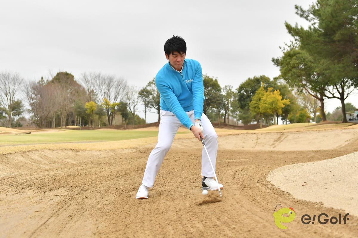 実際には体は回っているが、意識の中では手の動きだけでヘッドを走らせるイメージでスイングしよう