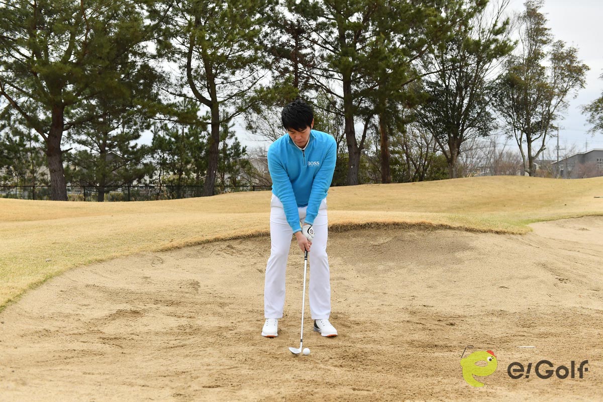 クラブは短く握らず、ボールの位置は左足カカトのボール1個ぶん内側、左足に7割の体重を乗せる。ボールの1個ぶん手前にヘッドを下ろす