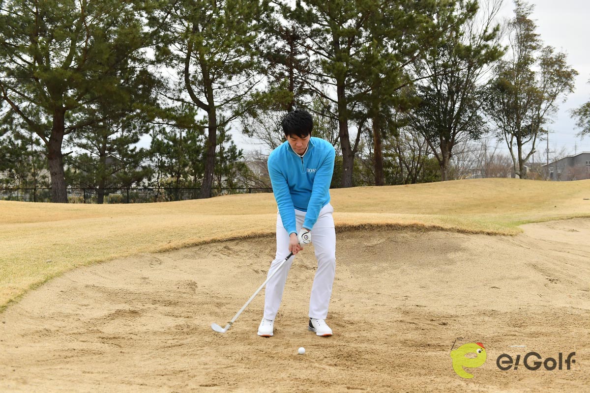 クラブは短く握らず、ボールの位置は左足カカトのボール1個ぶん内側、左足に7割の体重を乗せる。ボールの1個ぶん手前にヘッドを下ろす