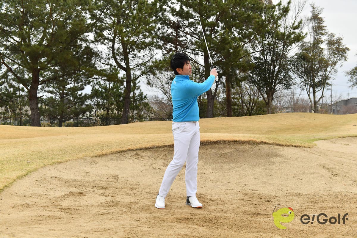 クラブは短く握らず、ボールの位置は左足カカトのボール1個ぶん内側、左足に7割の体重を乗せる。ボールの1個ぶん手前にヘッドを下ろす