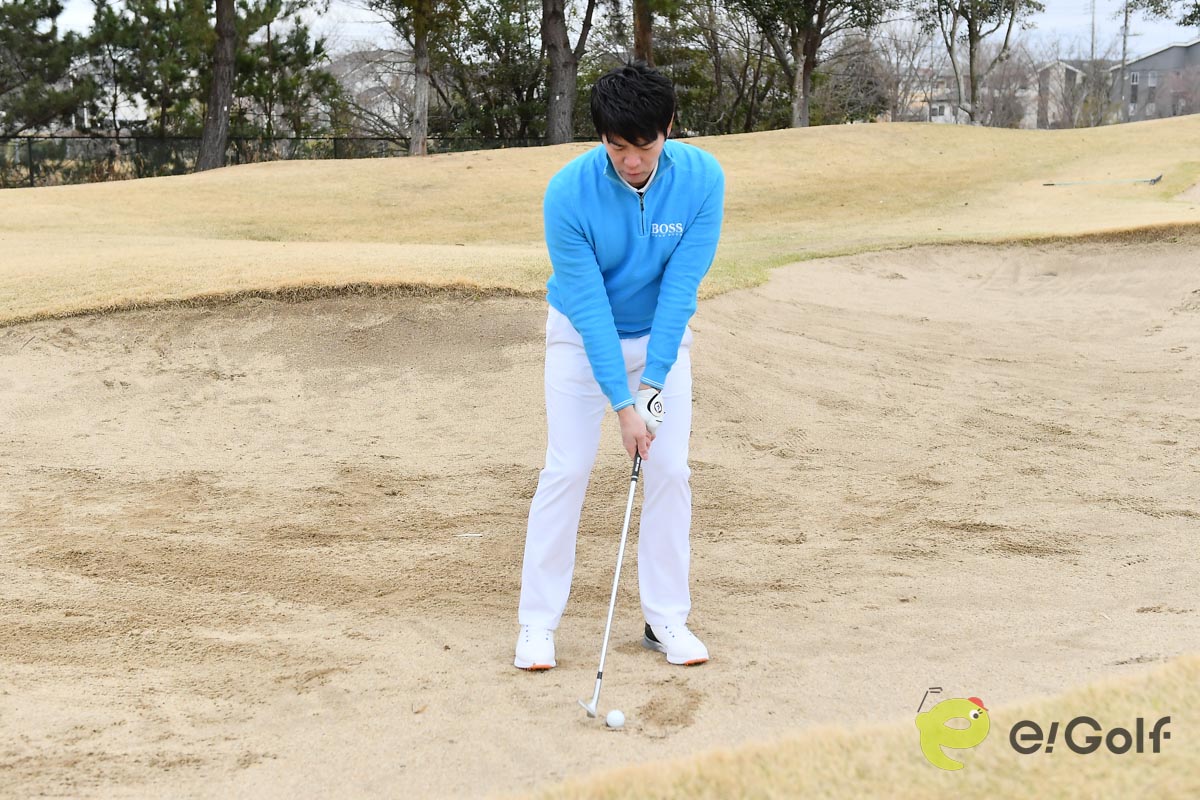 クラブフェースはスクエア、ボールはスタンスの中央より1個ぶん右、ハンドファーストに構えて左足に体重の7割を乗せる