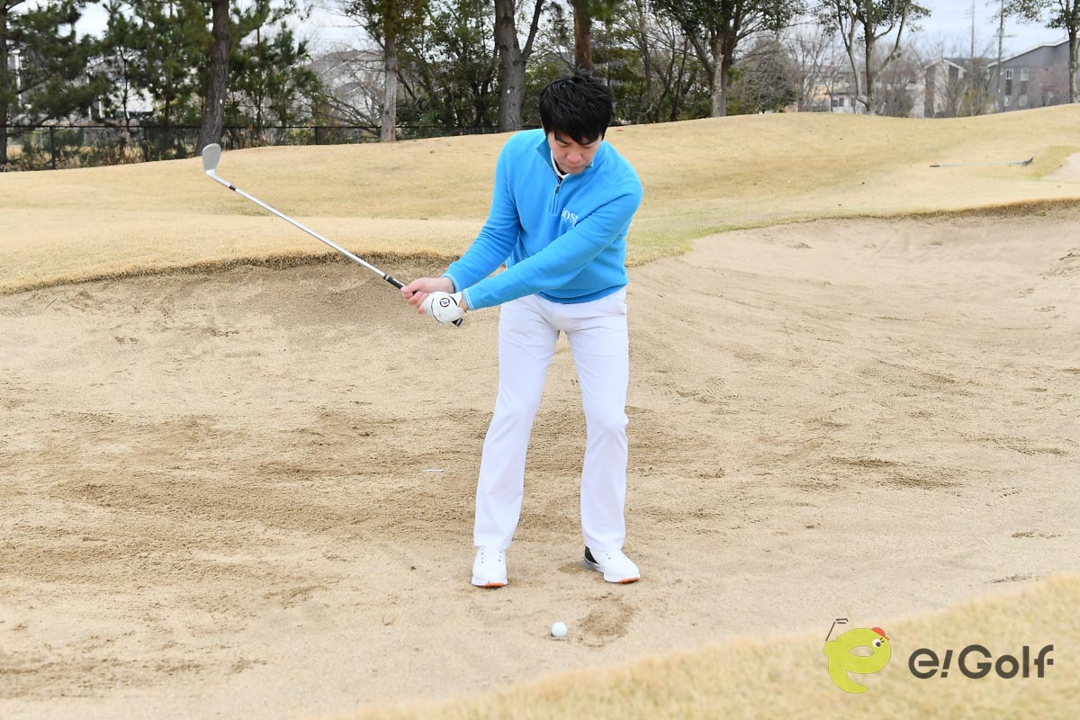 クラブフェースはスクエア、ボールはスタンスの中央より1個ぶん右、ハンドファーストに構えて左足に体重の7割を乗せる