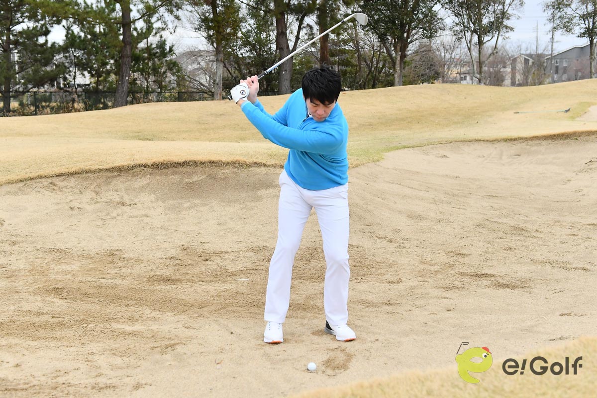 バックスイングは大きめにする