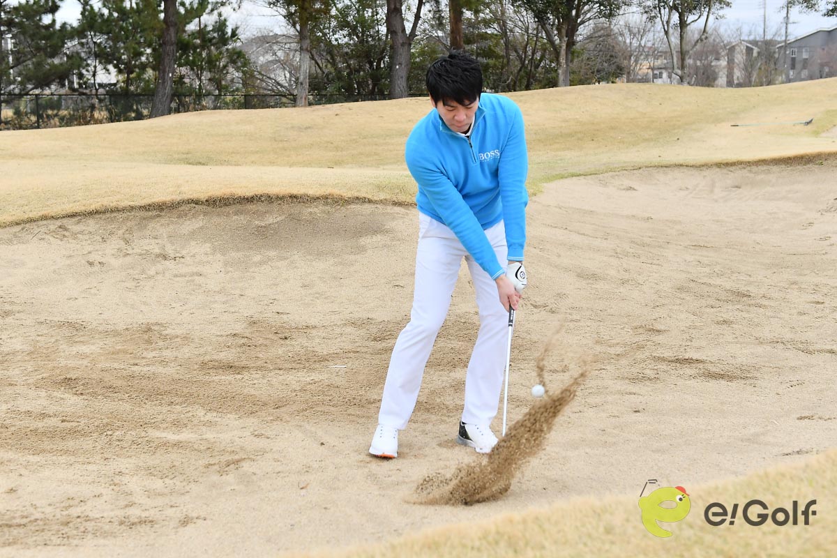 手首の角度をキープしたまま鋭角にヘッドを下ろす。ボールの半個分後ろを狙おう