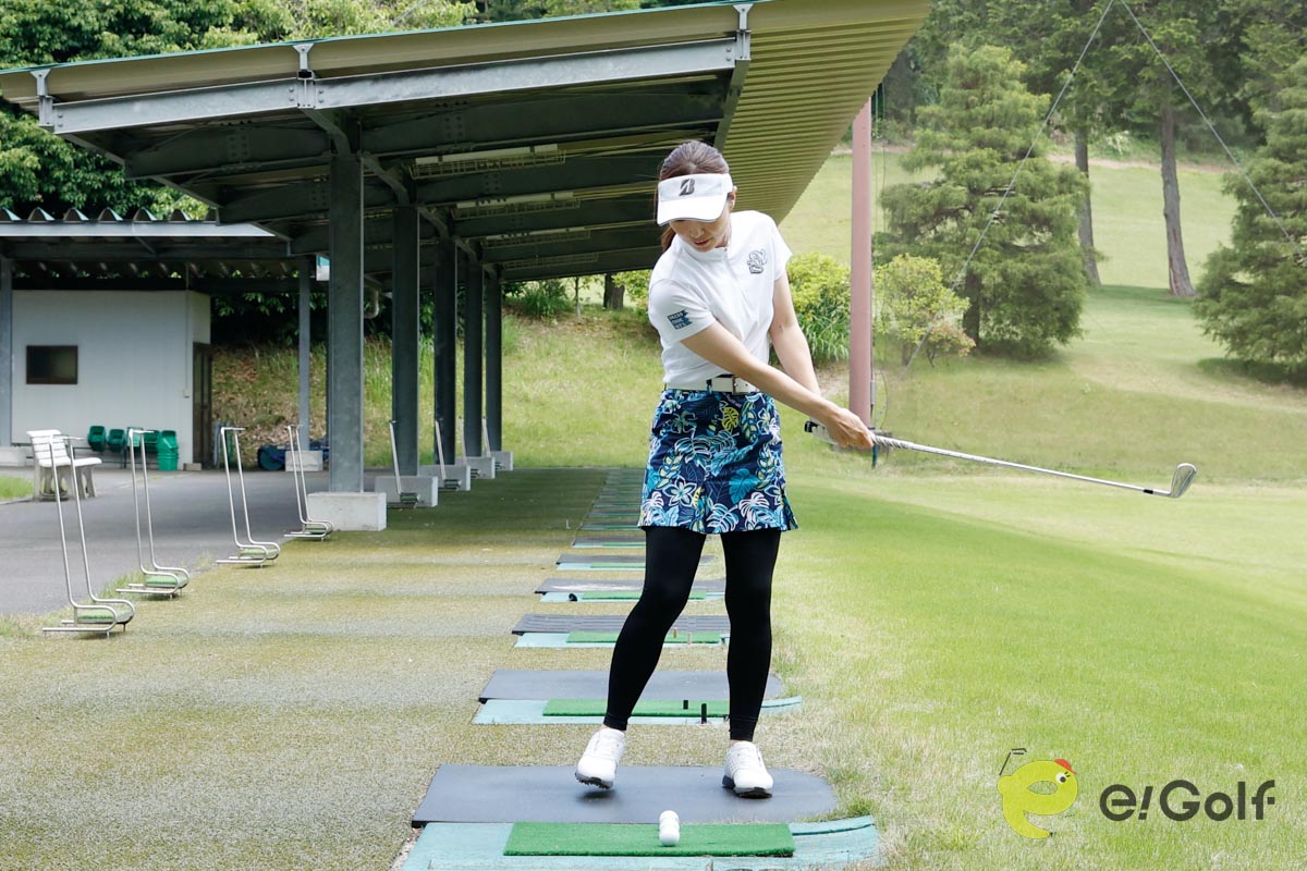 足踏みドリルの感覚をつかんだら、連続打ちにチャレンジ。ボールを3個並べて歩きながらリズム良く打つ。最後は左体重でフィニッシュを取るのがポイント