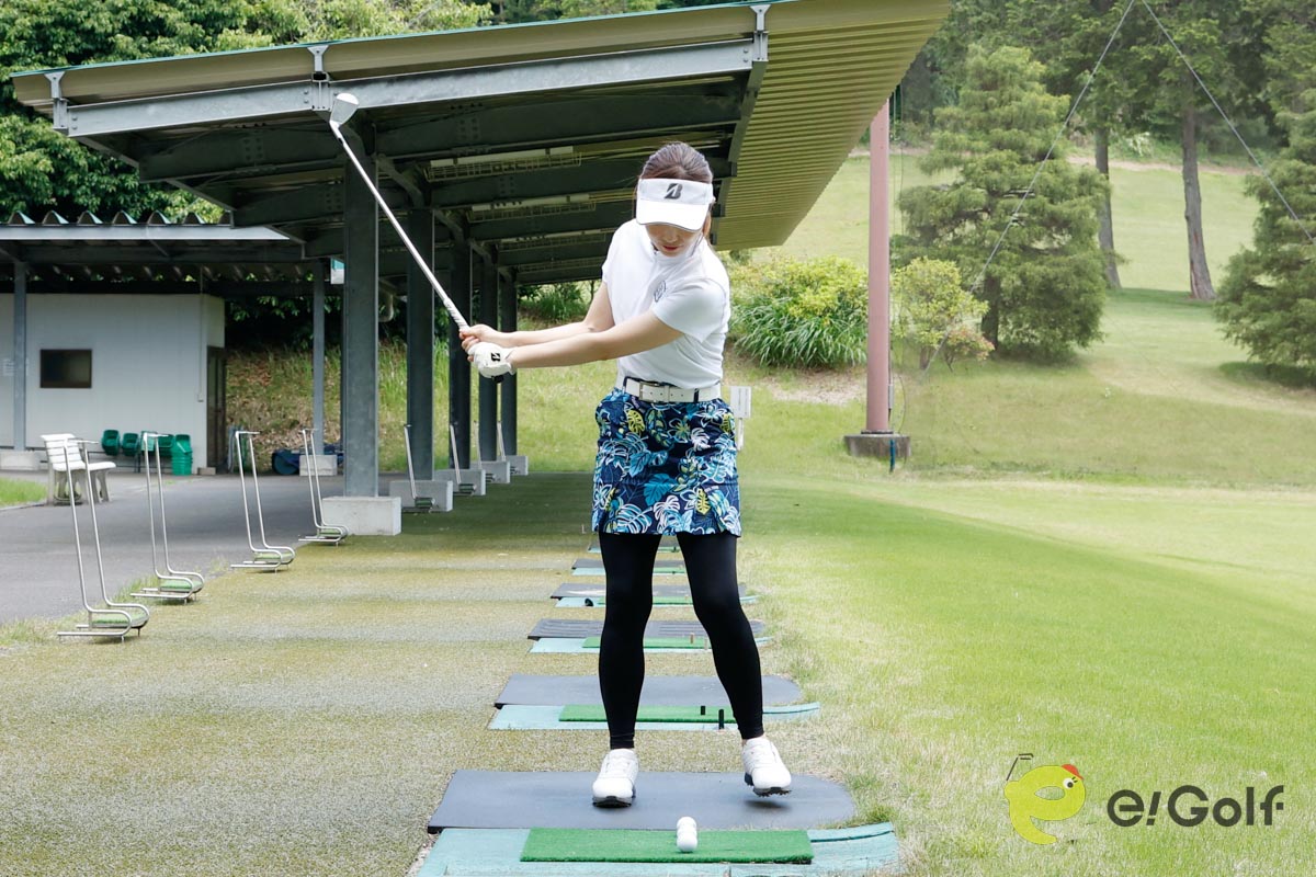 足踏みドリルの感覚をつかんだら、連続打ちにチャレンジ。ボールを3個並べて歩きながらリズム良く打つ。最後は左体重でフィニッシュを取るのがポイント