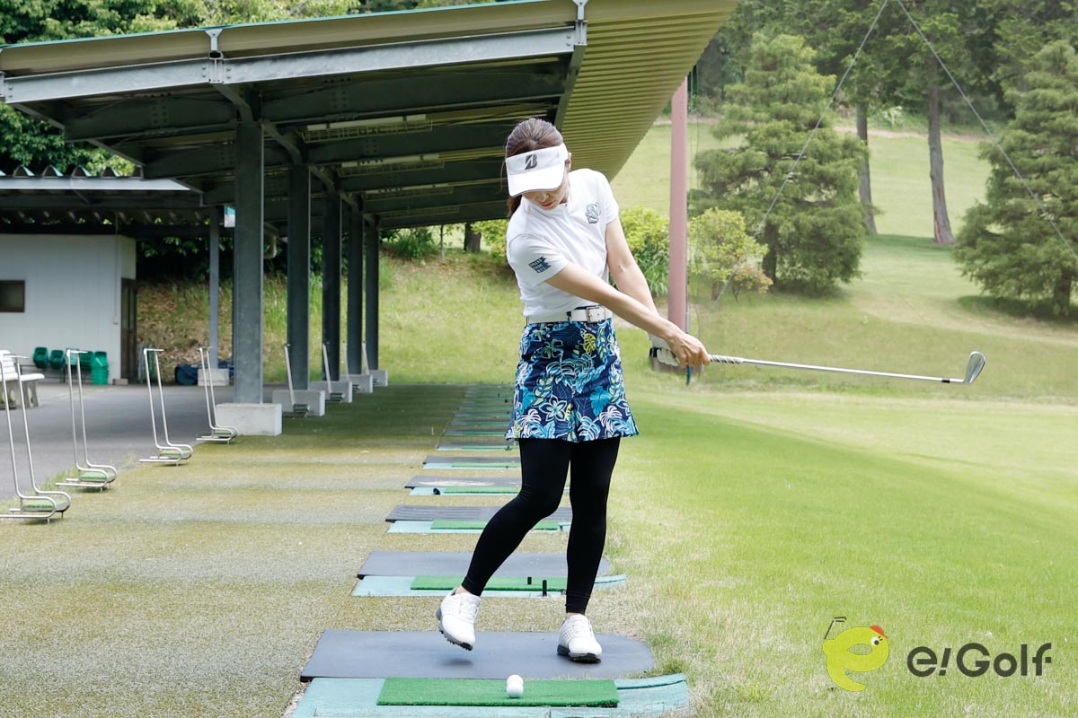 足踏みドリルの感覚をつかんだら、連続打ちにチャレンジ。ボールを3個並べて歩きながらリズム良く打つ。最後は左体重でフィニッシュを取るのがポイント