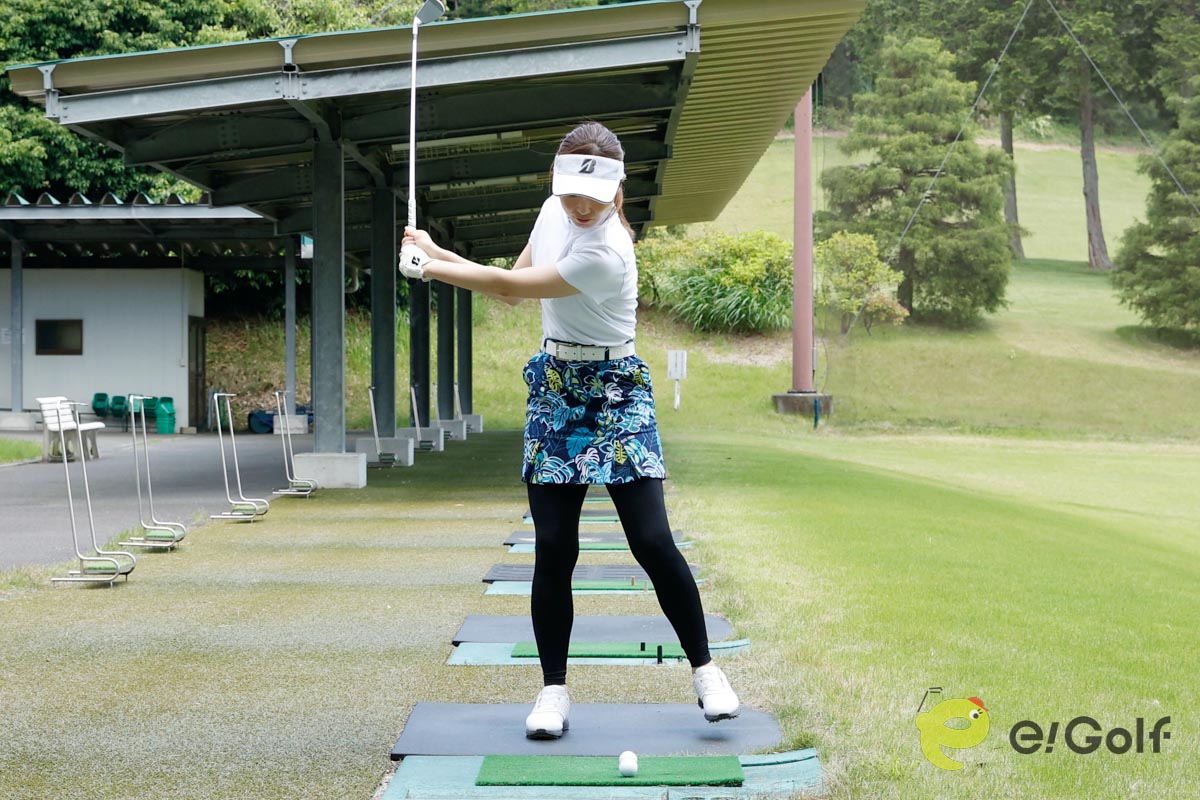 足踏みドリルの感覚をつかんだら、連続打ちにチャレンジ。ボールを3個並べて歩きながらリズム良く打つ。最後は左体重でフィニッシュを取るのがポイント